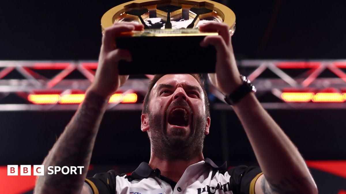 World Series of Darts Finals: England's Ross Smith beats Gerwyn Price