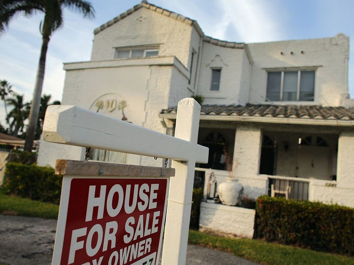 High borrowing costs push down American housing sales