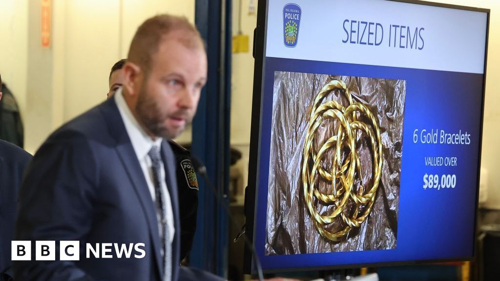 Canada prosecutors drop charges against two in Toronto gold heist