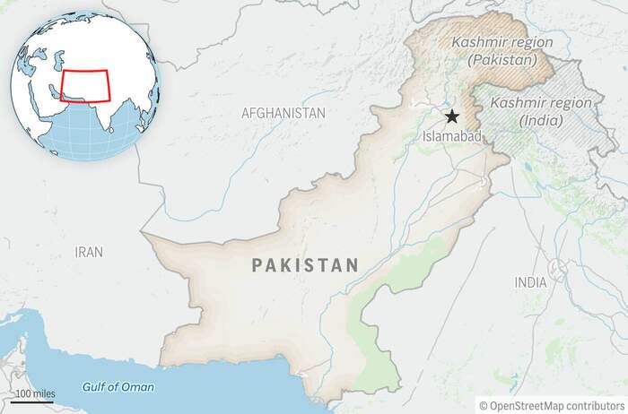 Suicide bombing at police checkpoint in northwestern Pakistan kills at least 11