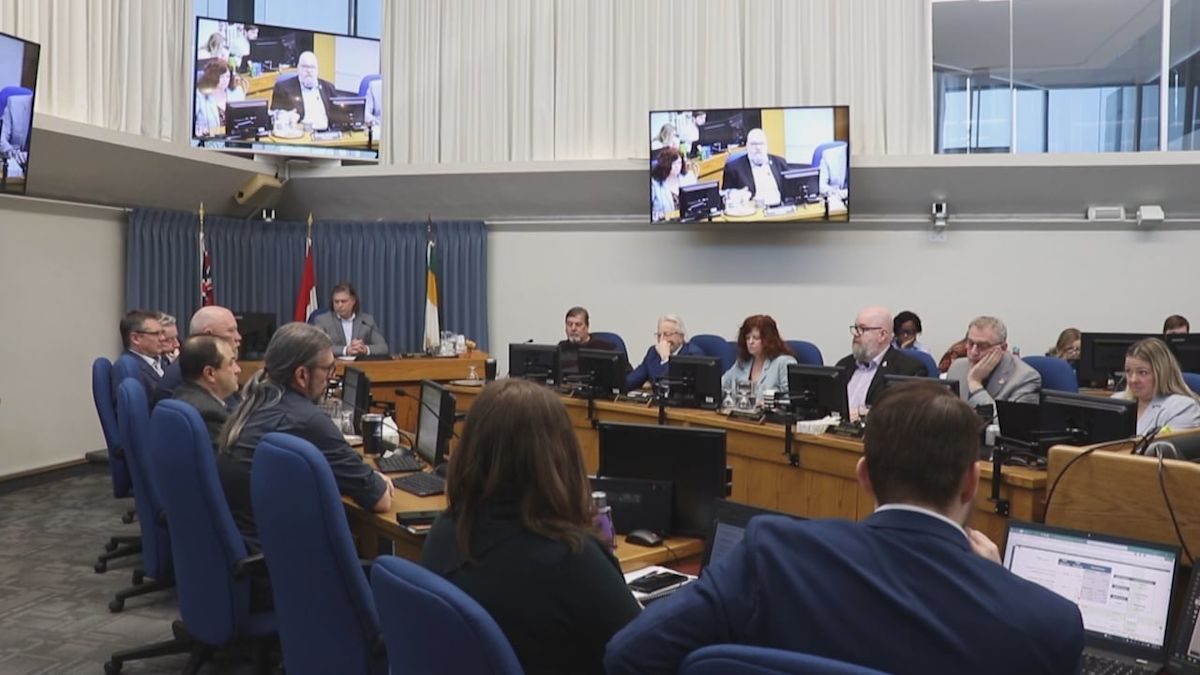 2 veteran politicians compete for mayor's chair in Brandon