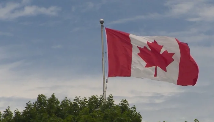 Canadians plan to trim holiday spending by 11%: PwC report