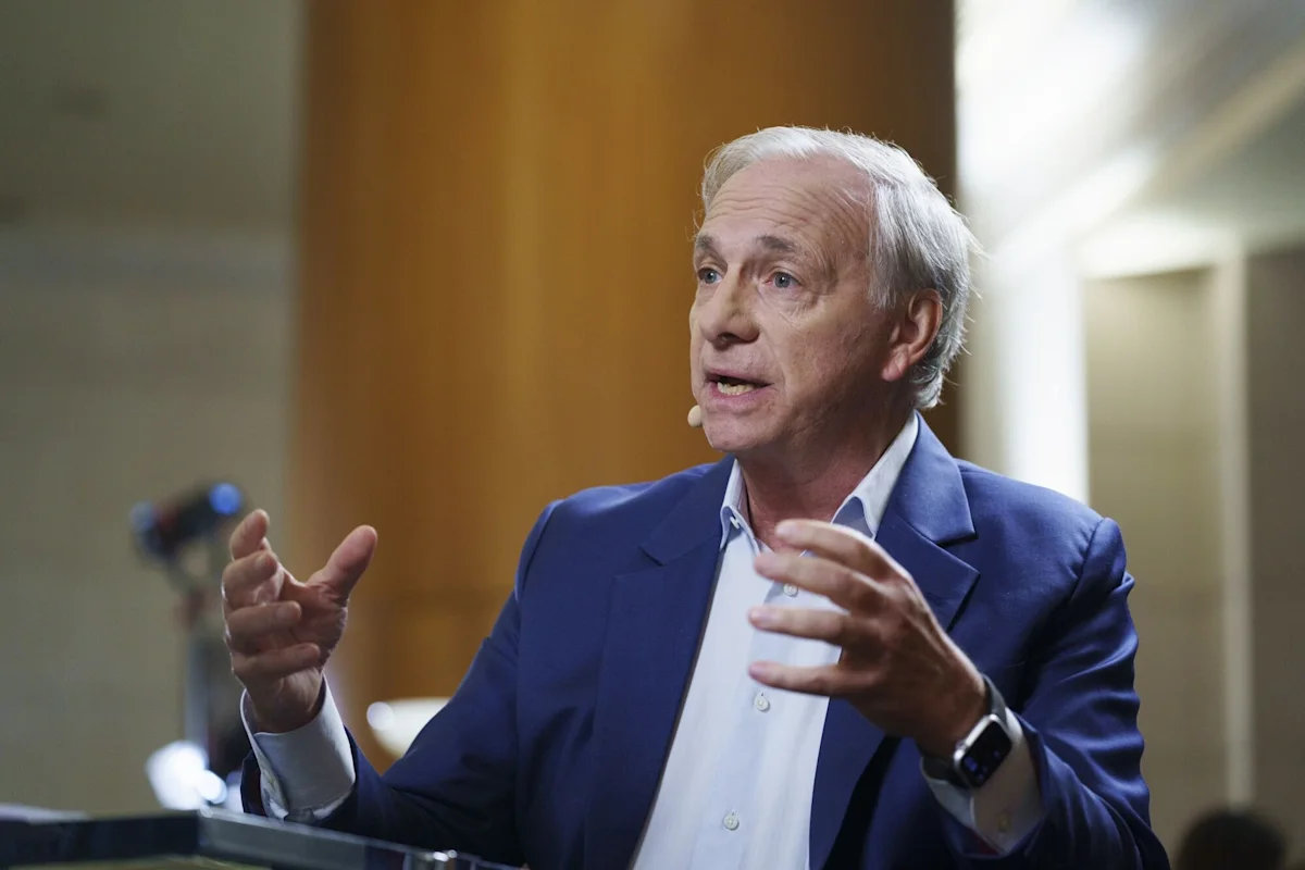 Dalio Says We’re Nearing Point Where AI Bubble May Burst