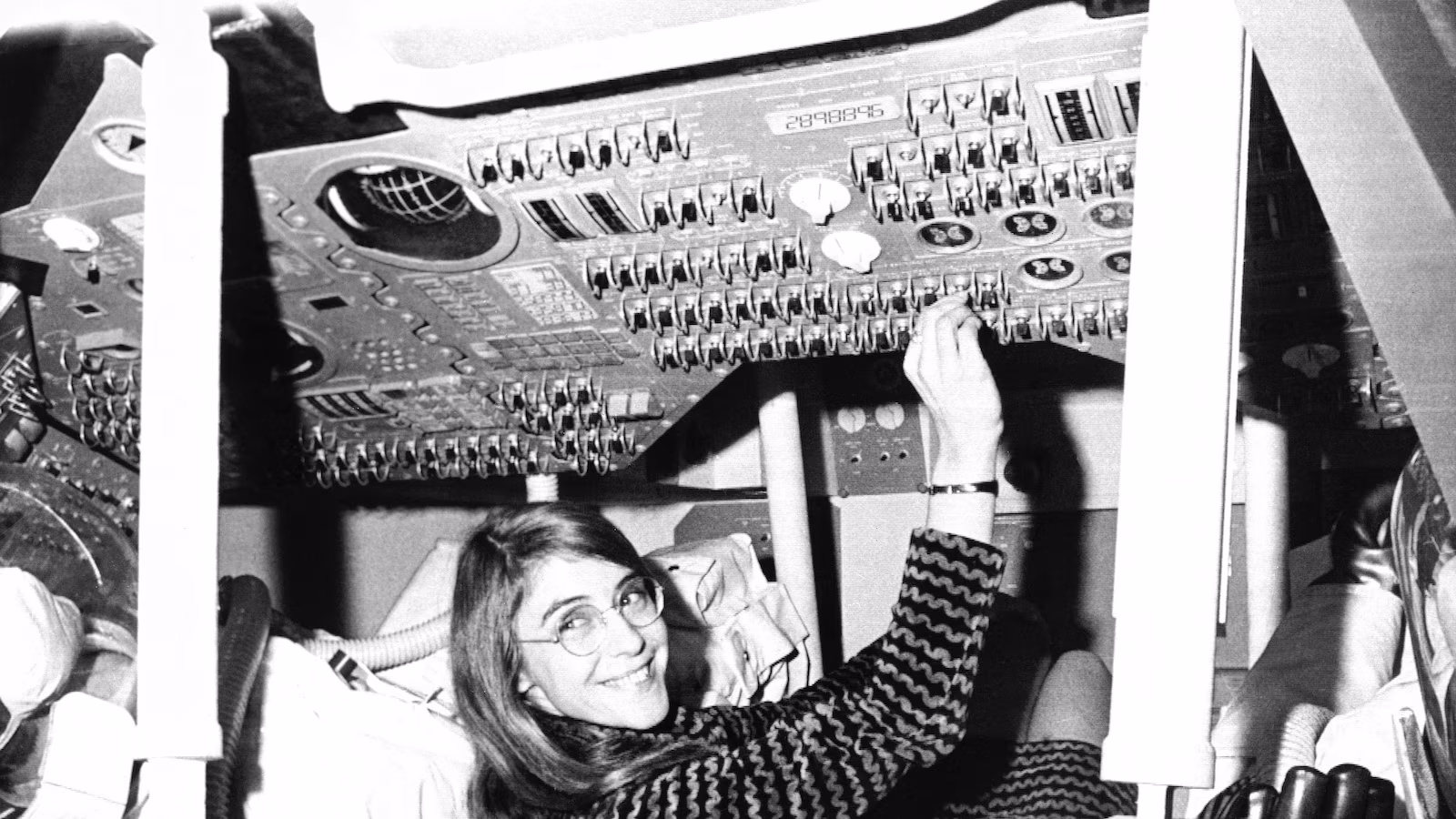 Margaret Hamilton, who led a software team for NASA's Apollo program, dies at 90
