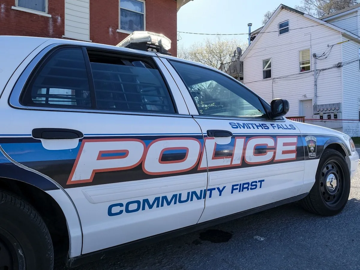 Driver charged after striking two pedestrians in Smiths Falls